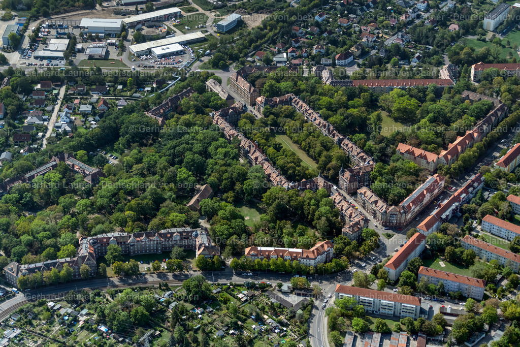 4041487 | LEIPZIG 15.09.2020 Wohngebiet einer Reihenhaus- Siedlung an der Herrmann-Meyer-Straße im Ortsteil Kleinzschocher in Leipzig im Bundesland Sachsen, Deutschland. // Residential area a row house settlement Herrmann-Meyer-Strasse in the district Kleinzschocher in Leipzig in the state Saxony, Germany. Foto: Gerhard Launer