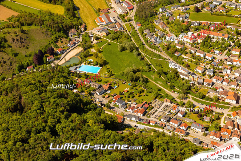 Das Luftbild zeigt :  Altmannstein - Die Luftaufnahme wurde 2024 vom UL-Flugzeug aus erstellt ( keine Drohne ) - Hochauflösende Luftaufnahme - Für grossformatige Ausdrucke geeignet. Die Geschenkidee !Mit Lizenz und Bildrechte bestellbar