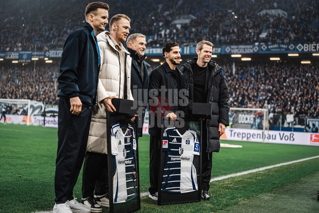 Fußball | Männer | Saison 2025/2026 | 1. Fußball-Bundesliga | 15. Spieltag | Hamburger SV vs. Eintracht Frankfurt | 20.12.2025 | v.l. Claus Costa, Sebastian Schonlau, Stefan Kuntz, Ludovit Reis und Eric Huwer HSV verabschiedet sich von seinen ehemaligen Spielern