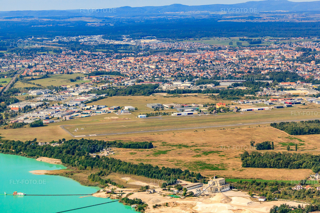 Luftbild: Aérodrome de Haguenau (LFSH) jenseits des Baggersees von Quartz D Alsace im Ortsteil Zone Activite Aerodrome in Hagenau im Bundesland Bas-Rhin in Frankreich. – Foto: IMG_53527.jpg vom 30.09.2012 durch Werner Riehm/FLY-FOTO.de – Auflösung des Originals: 4593 x 3062 px