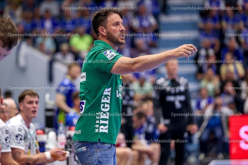 Gum30042601129 | 30.04.2026, Handball, 1. HBL, VfL Gummersbach - Frisch Auf! Göppingen, Saison 2025 / 2026 Herren, Schwalbe-Arena: Cheftrainer Benjamin Matschke (Frisch Auf Göppingen #hc) gestikulierend am Spielfeldrand  