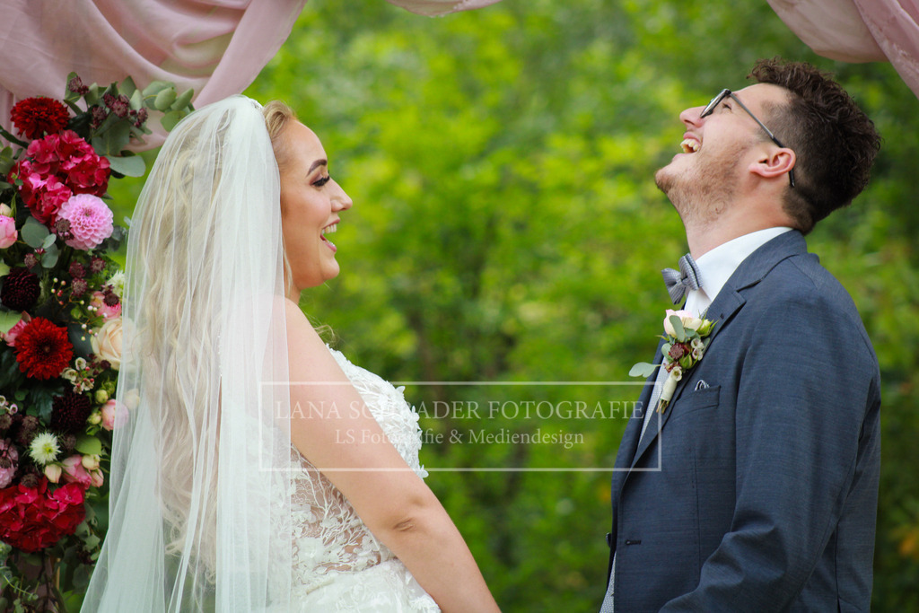 Hochzeit Sven _ Evi 08.07.22 Freie Trauung-18 | lanaschraderfotografie - Realisiert mit Pictrs.com
