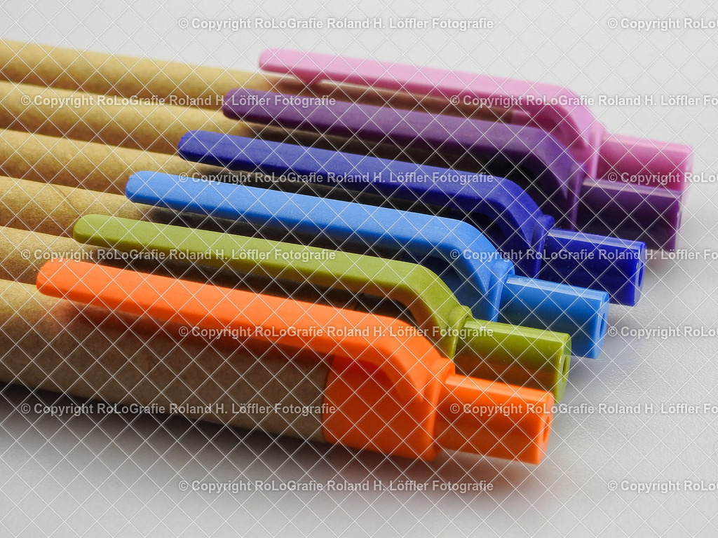 20241103-18 | Buntstifte in einer Reihe, im Paket, einzeln bunt und farbig - Realisiert mit Pictrs.com