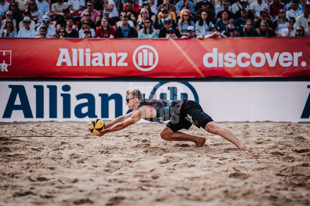 Beachvolleyball | Männer | Allianz German Beach Tour 2025 | Tourstop Berlin | 24.08.2025 | Jonas Reinhardt springt zum Ball