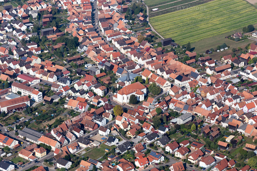Luftbild: Kirchengebäude im Dorfkern in Hatzenbühl im Bundesland Rheinland-Pfalz in Deutschland. Foto: IMG_094897.jpg vom 24.09.2016 durch Werner Riehm/FLY-FOTO.de