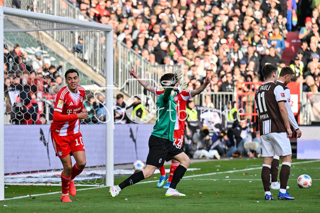 FC St. Pauli - FC Bayern München | ST. PAULI, DEUTSCHLAND - 11. APRIL: Jubel der Bayern nach dem Treffer zum 0-1 durch Jamal MUSIALA (FC Bayern Munich 10) / Tor / Torschuetze / Freude / Happy während dem Bundesligamatch zwischen dem FC St. Pauli und dem FC Bayern München am 29. Spieltag im Millerntor Stadion / DFL REGULATIONS PROHIBIT ANY USE OF PHOTOGRAPHS AS IMAGE SEQUENCES AND/OR QUASI-VIDEO