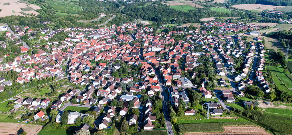 Luftbild: Ortsansicht von Westen im Ortsteil Ellmendingen in Keltern im Bundesland Baden-Württemberg in Deutschland. Foto: IMG_32419-Bearbeitet.jpg vom 21.08.2010 durch Werner Riehm/FLY-FOTO.deAuflösung des Originals: 6818 x 3153 px