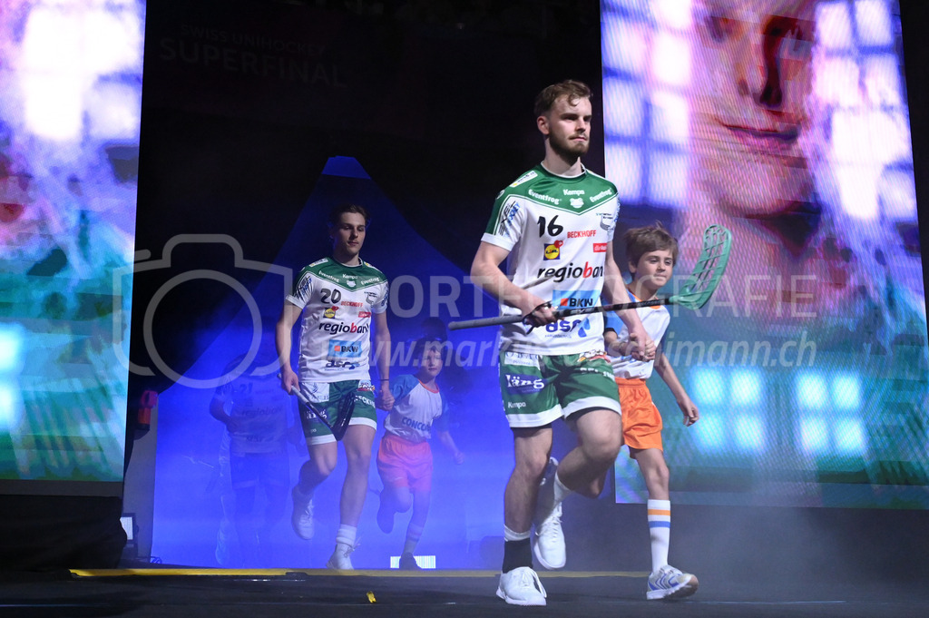 SV Wiler-Ersigen vs Floorball Köniz - 15. April 2023 | SV Wiler-Ersigen vs Floorball Köniz
Stimo Arena, Kloten
Yannis Wyss (#16 SV Wiler-Ersigen) und Timo von Arx (#20 SV Wiler-Ersigen) mit Einlaufkids.
Bild: Sportfotografie Markus Aeschimann | www.markus-aeschimann.ch - Realisiert mit Pictrs.com