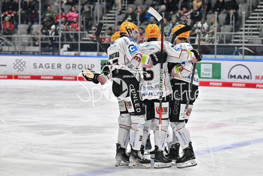 Augsburger Panther - Fischtown Pinguins | Jubel der Gaeste nach dem Treffer zum 0-3 durch Maxim RAUSCH (Fischtown Pinguins 53) / Freude / Happy / tor / torschuetze / DEL: Augsburger Panther - Fischtown Pinguins, Curt Frenzel Stadion am 08.01.2025