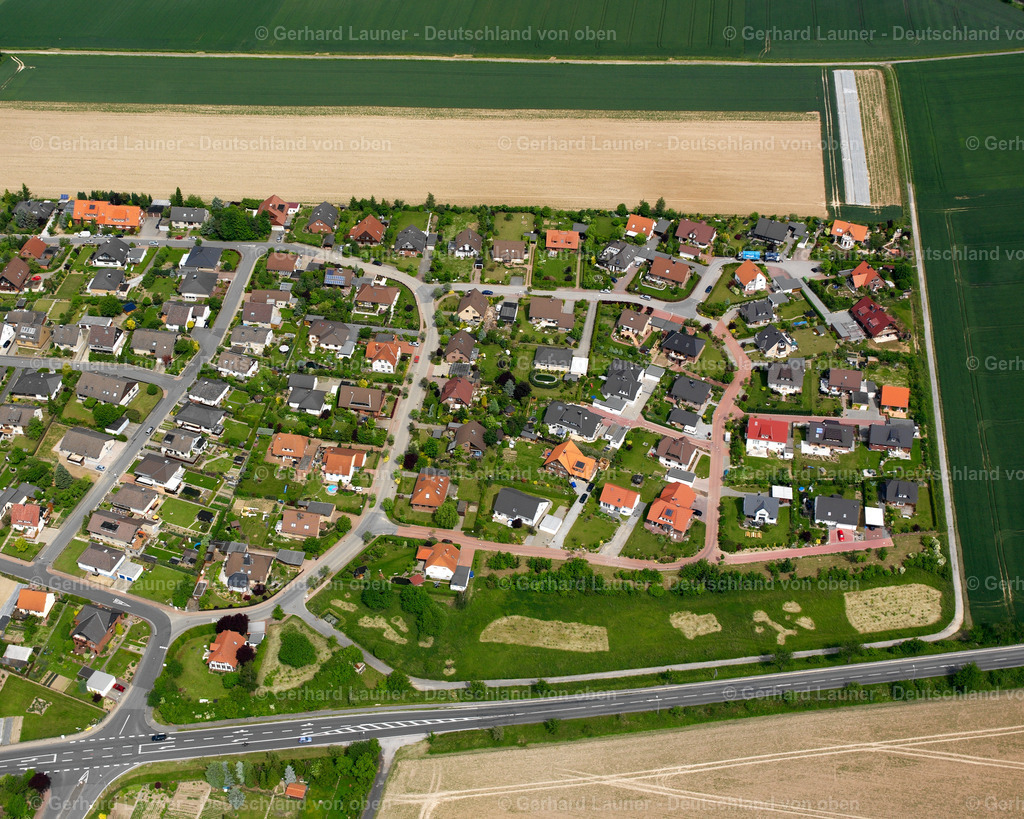 2638092 | OTHFRESEN 09.06.2006 Von Wald und Forstgebieten umgebener Ortskern der Straßen und Häuser und Wohngebiete in Othfresen im Bundesland Niedersachsen, Deutschland // Surrounded by forest and forest areas center of the streets and houses and residential areas in Othfresen in the state Lower Saxony, Germany Foto: Gerhard Launer