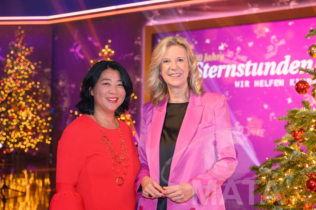 _DWA1352 | Yoko Higuchi-Zitzmann und Frau Dr. Katja Wildermuth bei '30 Jahre Sternstunden-Gala 2023' in der Frankenhalle. Nürnberg, 15.12.2023 - Realisiert mit Pictrs.com