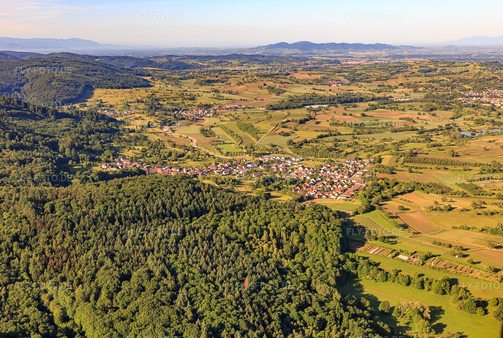 Luftbild: Dorfübersicht aus Nordosten im Ortsteil Wallburg in Ettenheim im Bundesland Baden-Württemberg in Deutschland. Foto: IMG_147741.jpg vom 30.05.2025 durch Werner Riehm/FLY-FOTO.de