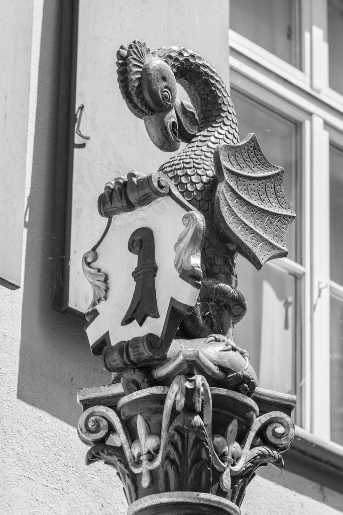 Basilisk mit Baslerwappen | Basilisk mit Baslerwappen beim Brunnen in der Augustinergasse, Basel, Schweiz. - Realisiert mit Pictrs.com