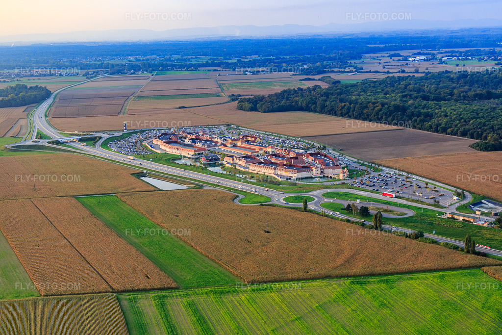 Aerial view: The Style outlet center in Roppenheim in the state Bas-Rhin, France. – Photo: IMG_074402.jpg taken on 10/04/2014 by Werner Riehm/FLY-FOTO.com – Resolution of the original: 5472 x 3648 px
