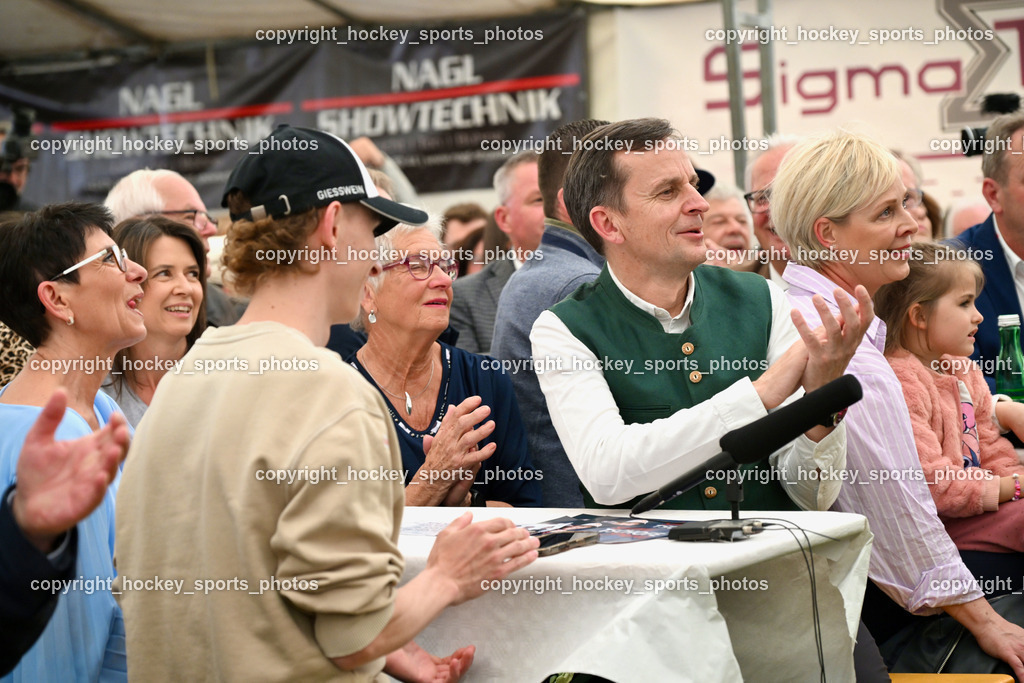 Empfang Daniel Tschofenig | Einzug Daniel Tschofenig, Mama Monika Tschofenig, Papa Gerhard Tschofenig, Empfang Daniel Tschofenig, Empfang Daniel Tschofenig am 10.05.2025 in Hohenthurn (Mehrzweckhaus Hohenthuurn), Austria, (Photo by Bernd Stefan)