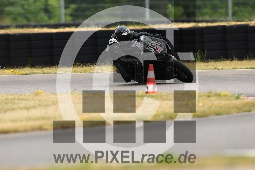 0990-20260531_01849 | Schöne Erinnerungen an spannende Momente - das festzuhalten ist unser Job. PIXELrace.de ist seit 2003 auf den Rennstrecken Europas unterwegs um die Action draußen beim Fahren und die wunderbare Stimmung imm Fahrerlager für euch einzufangen.