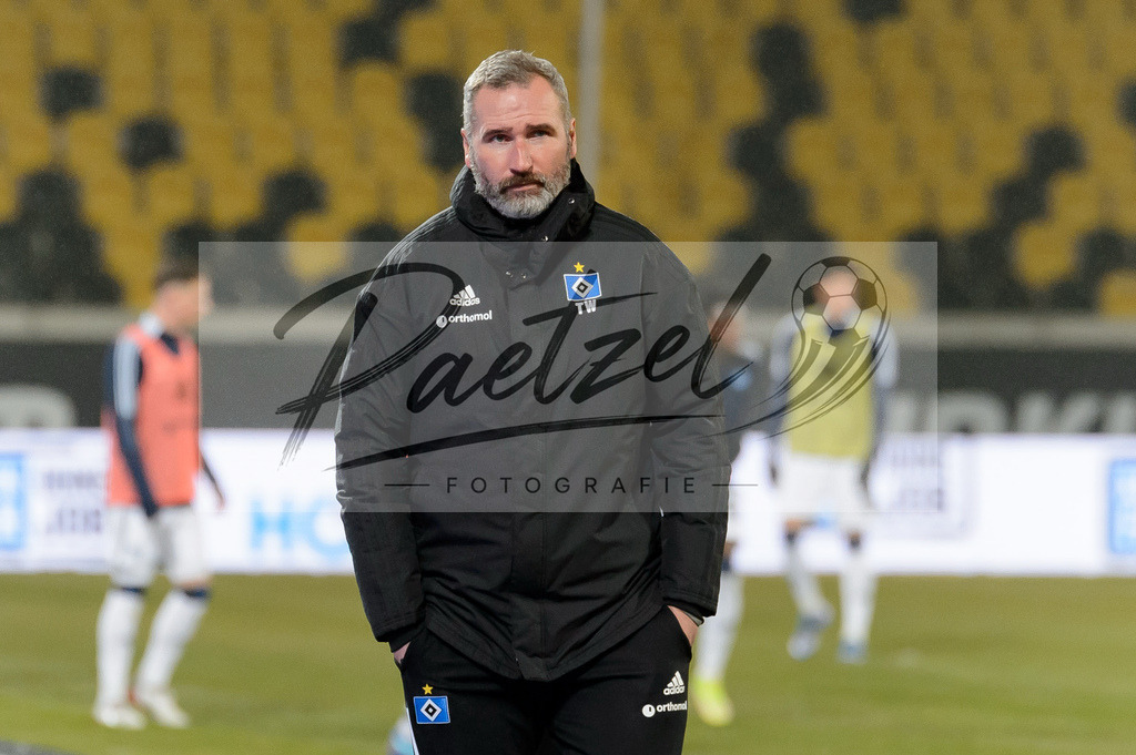 SGDHSV20220114_165 | Fussball, Herren: Trainer Tim Walter (Hamburger SV) schaut bei dem Spiel der 2. Bundesliga zwischen SG Dynamo Dresden und Hamburger SV im Rudolf-Harbig-Stadion am 14.01.2022 in Dresden, Deutschland.DFB / DFL REGULATIONS PROHIBIT ANY USE OF PHOTOGRAPHS AS IMAGE SEQUENCES AND/OR QUASI-VIDEO. - Realisiert mit Pictrs.com