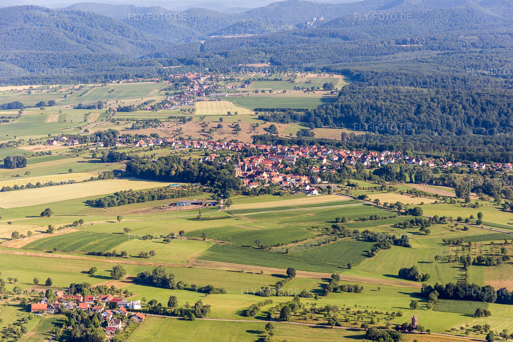 Luftbild: landwirtschaftlichen Feldern und Nutzflächen in Frœschwiller im Bundesland Bas-Rhin in Frankreich. Foto: IMG_082958.jpg vom 26.06.2015 durch Werner Riehm/FLY-FOTO.de