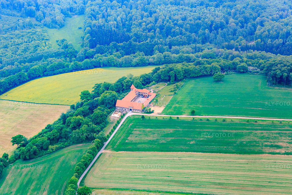 Luftbild: Rittergut Sonnenberg KG in Polle im Bundesland Niedersachsen in Deutschland. – Foto: IMG_079489.jpg vom 24.05.2015 durch Werner Riehm/FLY-FOTO.de – Auflösung des Originals: 5069 x 3380 px – Rittergut Sonnenberg