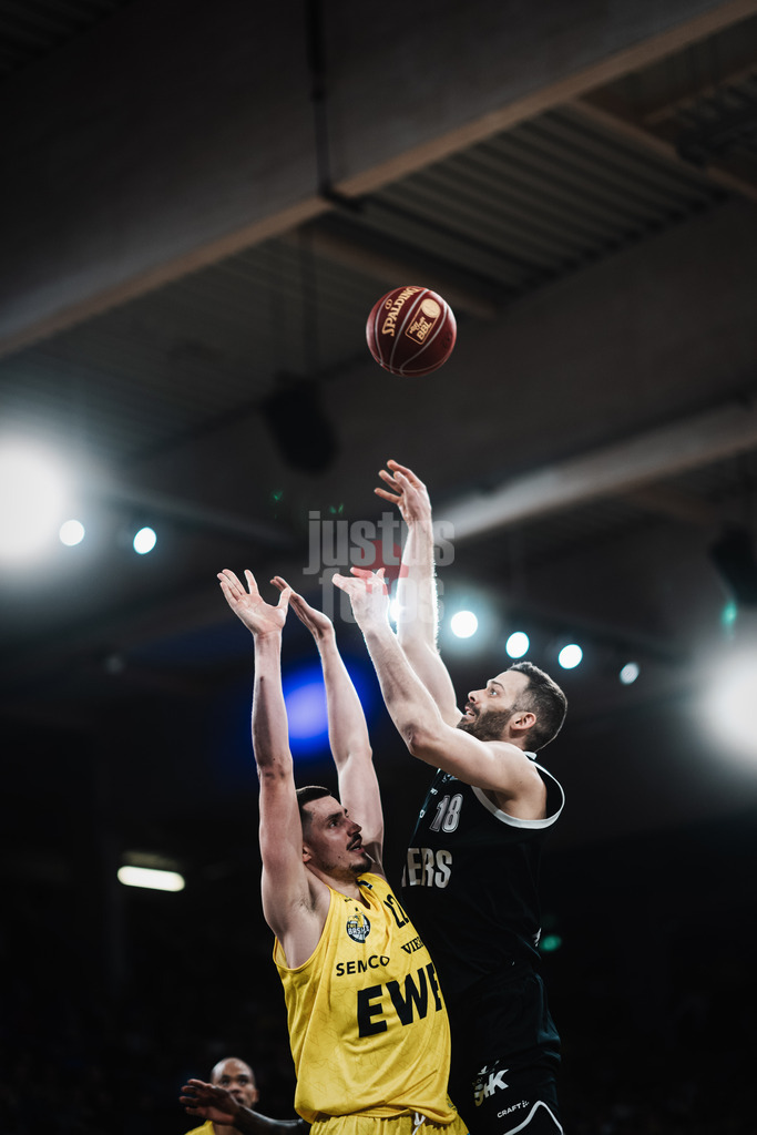 Basketball | Männer | Saison 2023/2024 | easyCredit Basketball Bundesliga | Veolia Towers Hamburg vs. EWE Baskets Oldenburg | 20.01.2024 | t18 beim Wurf gegen Lukas Wank (#22, EWE Baskets Oldenburg)