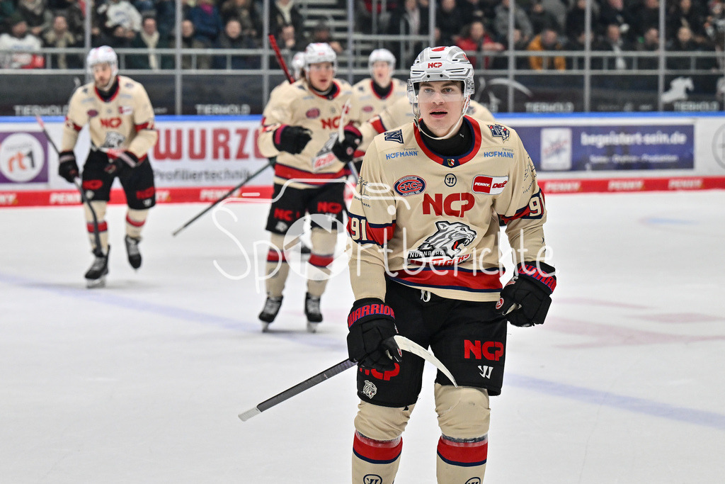Augsburger Panther - Nürnberg Ice Tigers | Jubel nach dem Ausgleich zum 3-3 durch Jeremy McKENNA (Nürnberg Ice Tigers #91) / Tor / Treffer / Feude Happy / Torschuetze / DEL: Augsburger Panther - Nuernberg Ice Tigers, Curt Frenzel Stadion am 03.01.2025