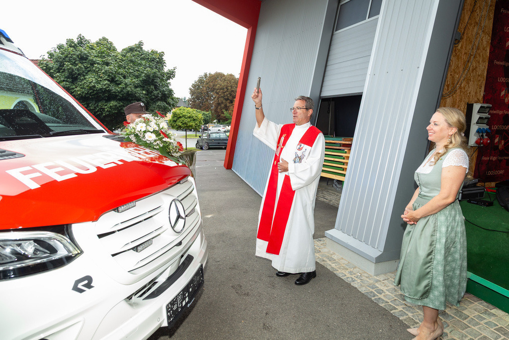 33_Fahrzeugsegnung_033 | Fotodoku der Festmesse im FF-Haus Loosdorf anlässlich der Fahrzeugweihe und in Dienststellung der neuen Einsatzfahrzeuge der FF-Loosdorf.