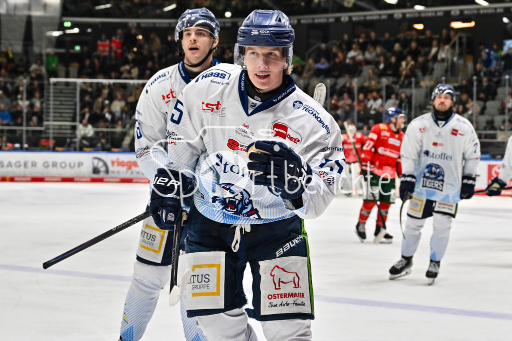 Augsburger Panther - Straubing Tigers | Augsburg, DEUTSCHLAND - 14. NOVEMBER: Jubel der Gäste nach dem Treffer zum 4-9 durch Elis HEDE (Straubing Tigers 75) / Tor / Torschuetze / Freude / Happy beim Ligaspiel zwischen den Augsburger Panthern und den Straubing Tigers am 18. Spieltag der Penny DEL im Curt Frenzel Stadion am 14.11.2025