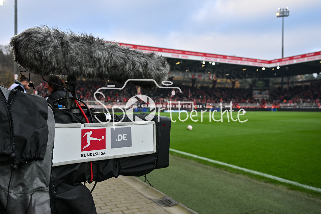 1. FC Union Berlin - FC Bayern München | Berlin, DEUTSCHLAND - 8. NOVEMBER: im Stadion an der alten Försterei findet heute die Bundesligapartie zwischen Union und den Bayern statt, Symbolbild vor dem Bundesligamatch zwischen dem 1. FC Union Berlin und dem FC Bayern München am 10. Spieltag im Stadion an der alten Försterei am 8. November 2025 in Berlin, Germany / Bundesliga, Kamera,