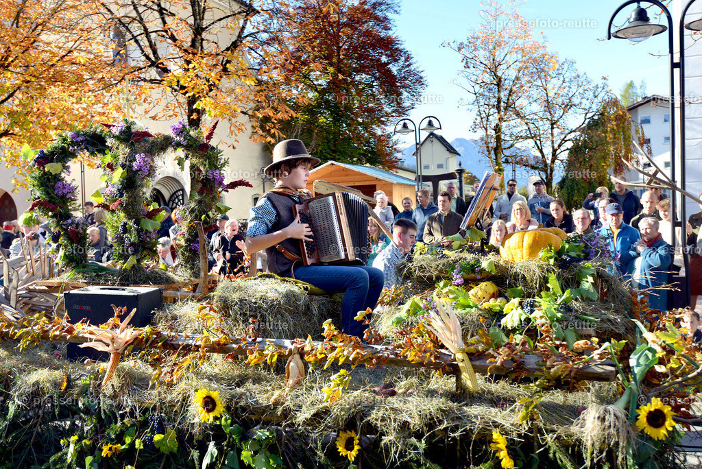 a-news-2022-Okt16-LJ_Erntedank_-HINTERHORNBACH-WTV_4850 | Info aus dem Bezirk Reutte/Ausserfern Tirol sowie eine umfangreiche Bilddatenbank über die gesamte Region: Lechtal, Talkessel Reutte, Tannheimertal, Zwischentoren. Lech, Plansee, Zugspitze, Grenztunnel, B179, Fernpassstraße, Verkehr, Lawinen, Tradition, - Realisiert mit Pictrs.com