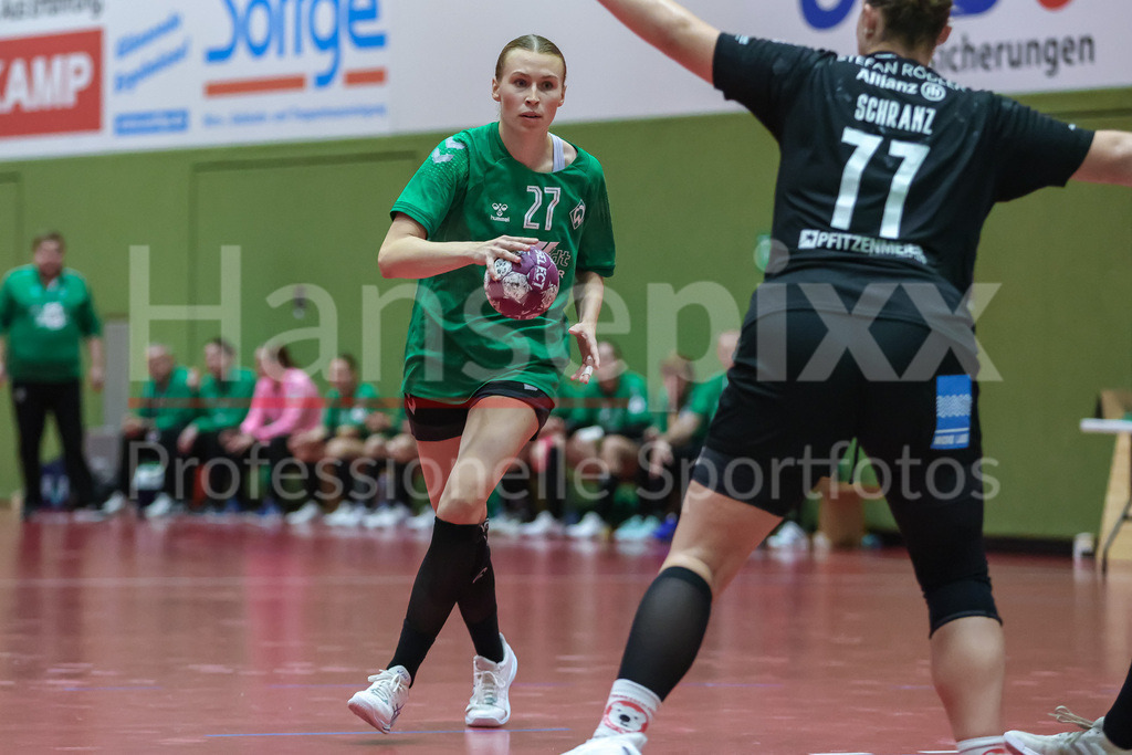 Handball, 2. Bundesliga Frauen, SV Werder Bremen - Kurpfalz Bären | v.li.: Emma Ruwe (SV Werder Bremen, 27) am Ball, Spielszene, Aktion, Action