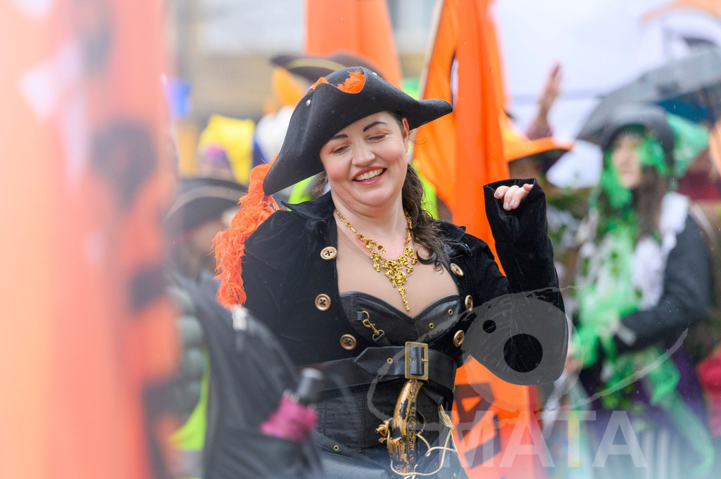 _DWA2358 | Trotz Nieselregen schlängelte sich der „Gaudiwurm“ am Sonntag durch die Nürnberger Innenstadt an tausenden Faschingsfans vorbei.  Nürnberg, 11.02.2024 - Realisiert mit Pictrs.com