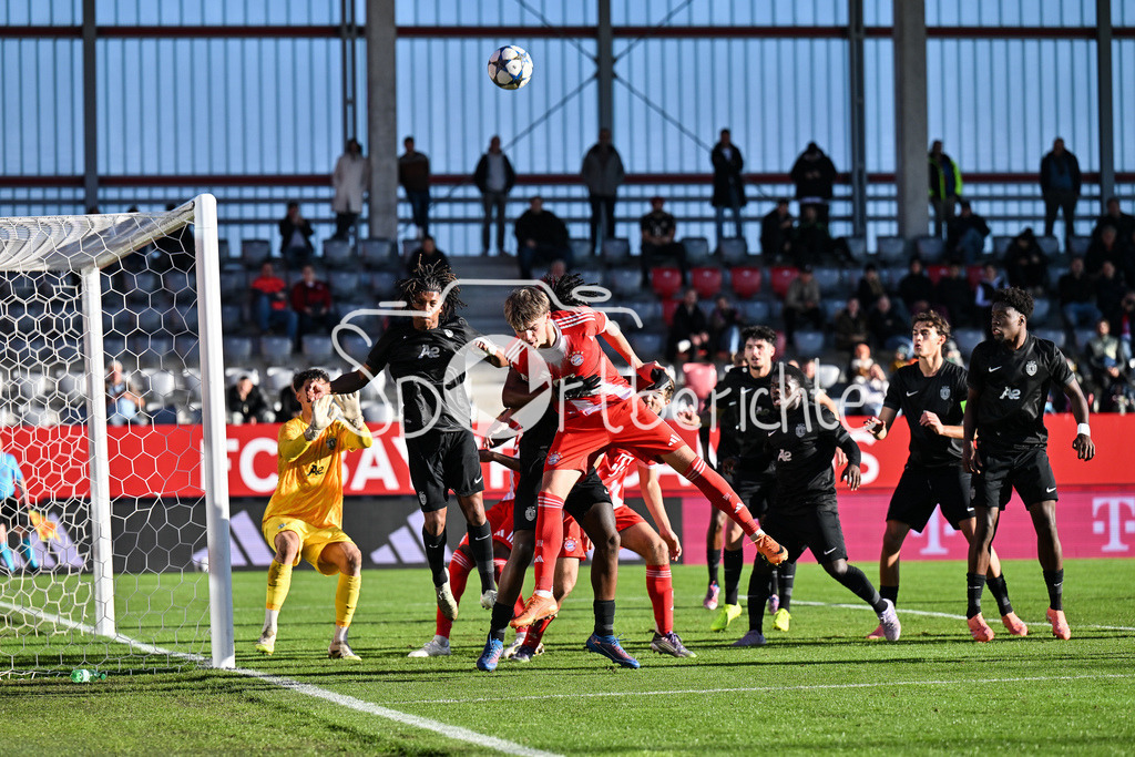 FC Bayern München U19 - Sporting Lissabon U19 | MUNICH, GERMANY - 09. DECEMBER: Guido DELLA ROVERE (FC Bayern München U19 10) kommt bei einem Eckball zum Kopfball während dem Match zwischen der U19 des FC Bayern München und der U19 von Sporting Lissabon am 6. Spieltag der UEFA Youth League Ligaphase am FC Bayern Campus