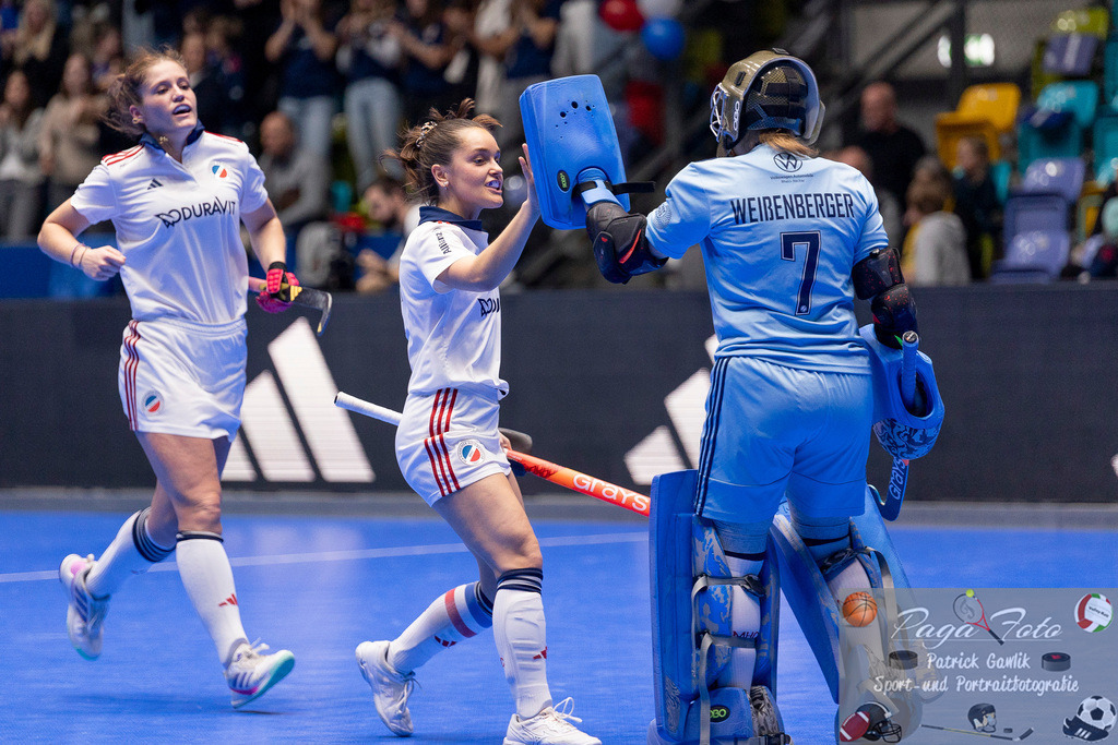Volvo E.R.B. Final 4 Halbfinale Frauen: Mannheimer HC - Düsseldorfer HC, 25.01.2025 | Fiona Felber (Mannheimer HC #6) klascht nach dem Ausgleich zum 4:4 mit Torhüterin Leonie Weissenberger / Weißenberger (Mannheimer HC #7) ab, Mannheimer HC - Düsseldorfer HC, Frankfurt, Süwag Arena, 25.1.2025 - Realisiert mit Pictrs.com