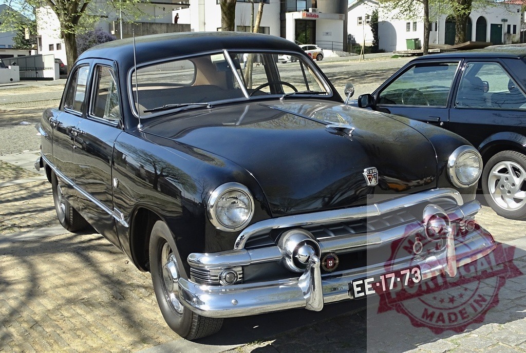 Black classic Ford custom sedan parked on a street | Vintage black Ford sedan displaying its chrome features and classic design outdoors - Realisiert mit Pictrs.com