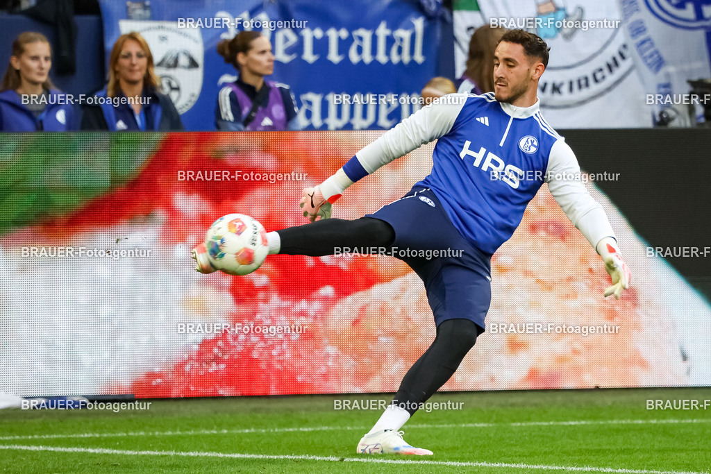 1_S04BER_20250801_0207.JPG -  - FC Schalke 04 - Hertha BSC Berlin - 2. Bundesliga | Gelsenkirchen, Deutschland, 01.08.25: Torwart Justin Heekeren (FC Schalke 04) in Aktion, am Ball, Einzelaktion waehrend des Spiels der 2. Bundesliga zwischen FC Schalke 04 - Hertha BSC Berlin in der Veltins-Arena am 01. August 2025 in Gelsenkirchen, Deutschland. (Foto von Stefan Brauer/Brauer-Fotoagentur)DFB/DFL REGULATIONS PROHIBIT ANY USE OF PHOTOGRAPHS AS IMAGE SEQUENCES AND/OR QUASI-VIDEO.