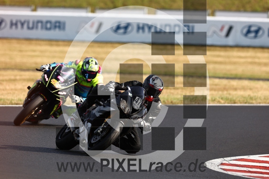 0047-20240726_03079 | Schöne Erinnerungen an spannende Momente - das festzuhalten ist unser Job. PIXELrace.de ist seit 2003 auf den Rennstrecken Europas unterwegs um die Action draußen beim Fahren und die wunderbare Stimmung imm Fahrerlager für euch einzufangen.