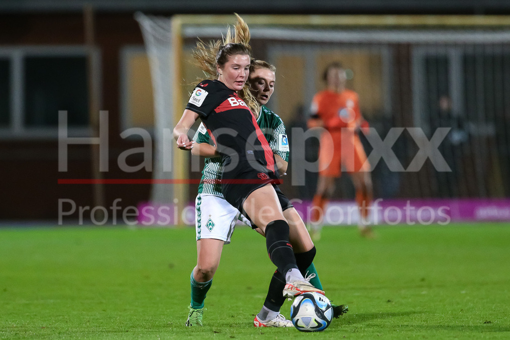 Fussball, Google Pixel Frauen-Bundesliga, SV Werder Bremen - Bayer 04 Leverkusen | v.li.: Karolina Lea Vilhjalmsdottir (Bayer 04 Leverkusen, 18) und Ricarda Walkling (SV Werder Bremen, 13) im Zweikampf, Duell, Dynamik, Aktion, Action, Spielszene, DIE DFB-RICHTLINIEN UNTERSAGEN JEGLICHE NUTZUNG VON FOTOS ALS SEQUENZBILDER UND/ODER VIDEOÄHNLICHE FOTOSTRECKEN. DFB REGULATIONS PROHIBIT ANY USE OF PHOTOGRAPHS AS IMAGE SEQUENCES AND/OR QUASI-VIDEO.