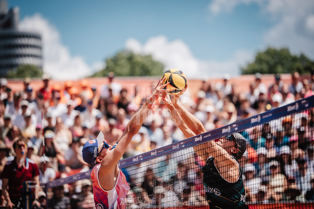 Beachvolleyball | Männer | Allianz German Beach Tour 2025 | Tourstop München | 13.07.2025 | v.l. Drückduell zwischen Momme Lorenz und Paul Henning