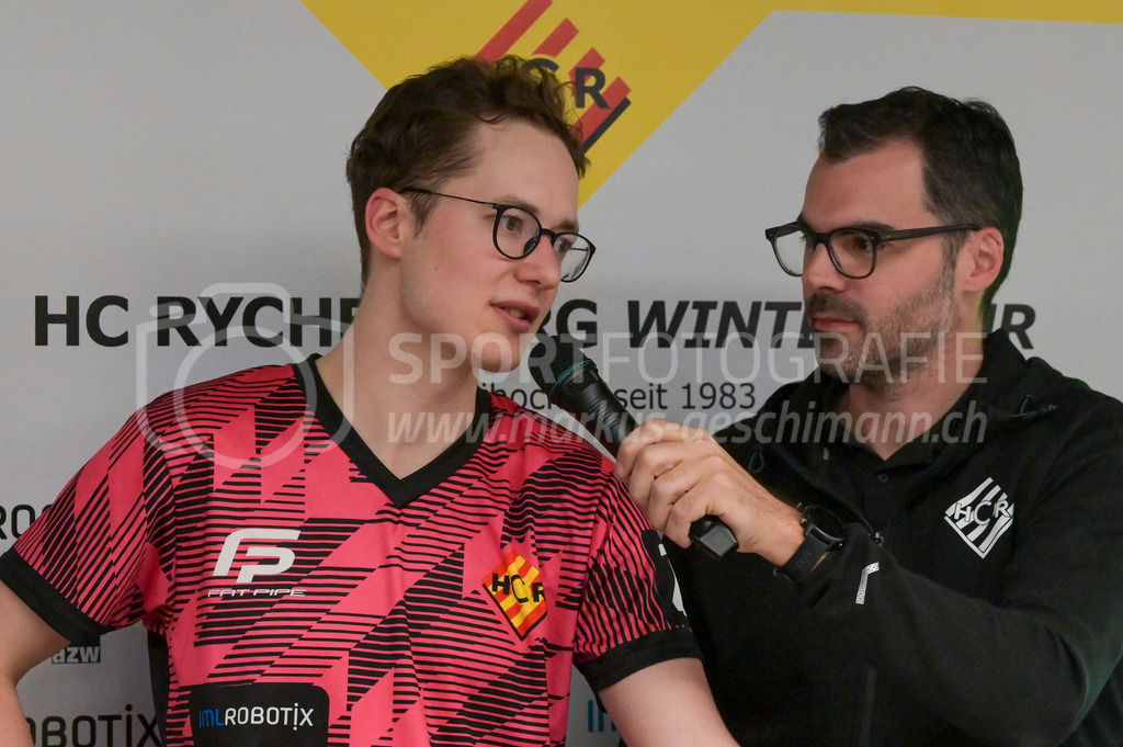 HC Rychenberg vs Tigers Langnau - 11. Dezember 2022 | HC Rychenberg vs Tigers Langnau
AXA Arena, Winterthur
Michel Wöcke (#25 HC Rychenberg) beim Interview mit Mario Kradolfer.
Bild: Sportfotografie Markus Aeschimann | www.markus-aeschimann.ch - Realisiert mit Pictrs.com