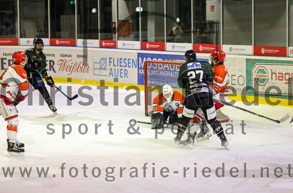 2022-12-02_098_TSV_Erding_gegen_EV_Pegnitz | Erding, Deutschland, 02.12.2022:
Eishockey, Bayernliga 2022 / 2023, 17. Spieltag, TSV Erding gegen EV Pegnitz, Endergebnis: 9:3

Torwart Filip Rieger (EV Pegnitz, #51), Mark Waldhausen (Erding Gladiators, #27), Leopold Trautmann (EV Pegnitz, #25)

Foto: Christian Riedel / fotografie-riedel.net