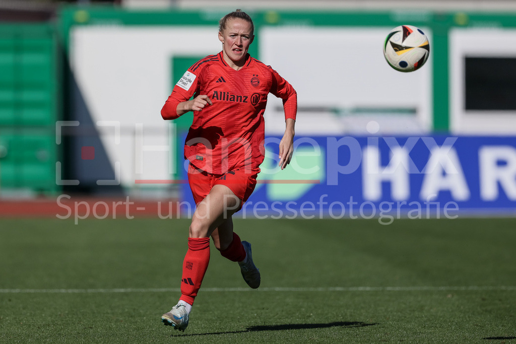 Fussball, Google Pixel Frauen-Bundesliga, SV Werder Bremen - FC Bayern München | v.li.: Lea Schüller (FC Bayern München, 11) am Ball, Freisteller, Einzelbild, Ganzkörper, Aktion, Action, Spielszene, DIE DFB-RICHTLINIEN UNTERSAGEN JEGLICHE NUTZUNG VON FOTOS ALS SEQUENZBILDER UND/ODER VIDEOÄHNLICHE FOTOSTRECKEN. DFB REGULATIONS PROHIBIT ANY USE OF PHOTOGRAPHS AS IMAGE SEQUENCES AND/OR QUASI-VIDEO.