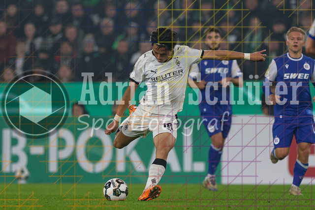 Borussia Mönchengladbach vs Karlsruher SC - DFB-Pokal 2. Runde | Mönchengladbach, Deutschland, 28.10.25:   Shuto Machino (Borussia Mönchengladbach) in Aktion am Ball, Einzelaktion waehrend des Spiels der DFB-Pokal 2. Runde zwischen Borussia Mönchengladbach vs Karlsruher SC im Stadion im Borussia Park(Foto von Brauer-Fotoagentur / Adrian Schlueter)
