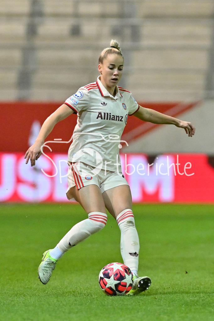 FC Bayern München Frauen - Juventus Turin Frauen | am BAll Giulia GWINN (FCB #7) / Freisteller / einzelfoto / Womens Champions League: FC Bayern Frauen - Juventus FC, FC Bayern Campus am 12.12.2024