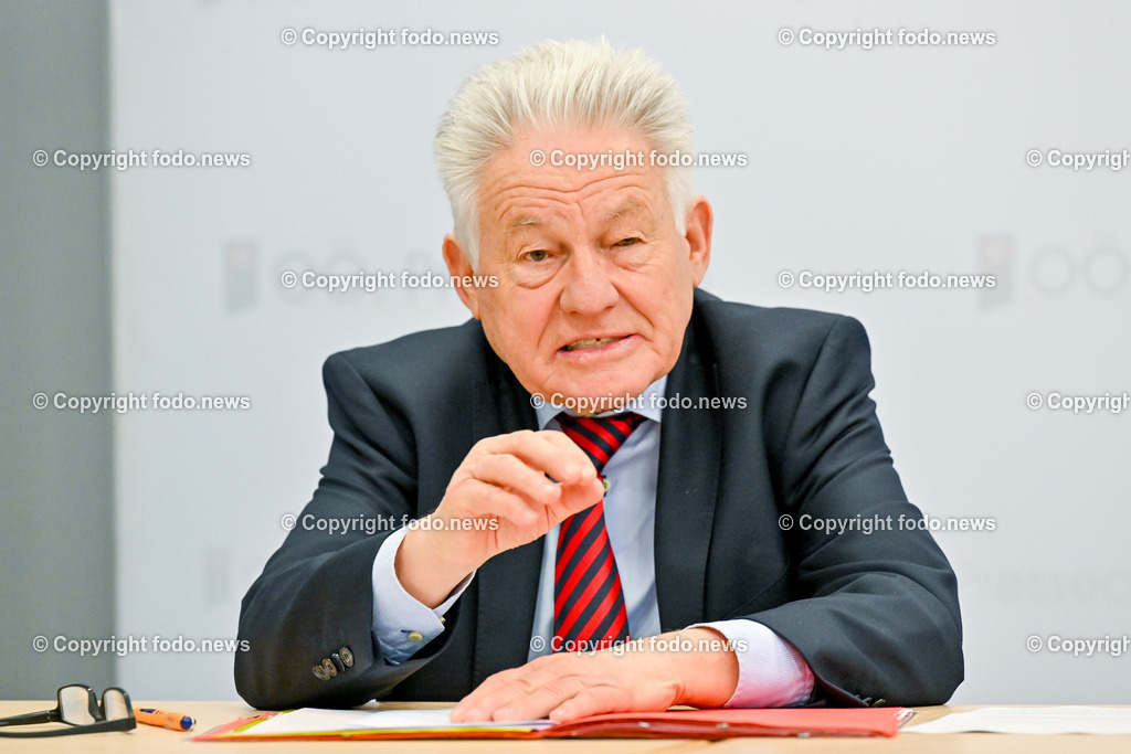 Pressekonferenz ProOriente_ Die Veränderung der Epoche-Herausforderung für die Christen_ 09.03.2023-24 | 09.03.2023, Presseclub Linz, AUT, Pressekonferenz Pro Oriente, Die Veraenderung der Epoche-Herausforderung fuer die Christen, im Bild LH a.D. Josef Puehringer (Vorsitzender von PRO ORIENTE Sektion Linz)