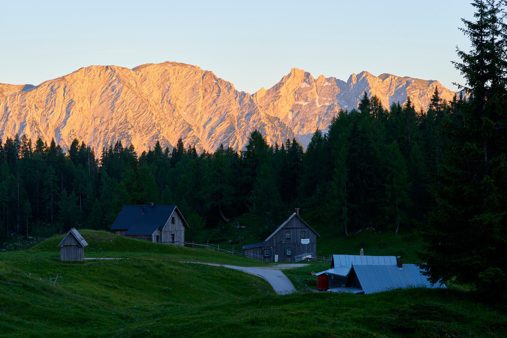 Grimming und Schartenspitz im Abendlicht | Bad Mitterndorf, Austria - June 26, 2017: Grimming und Schartenspitz im Abendlicht. - Realisiert mit Pictrs.com