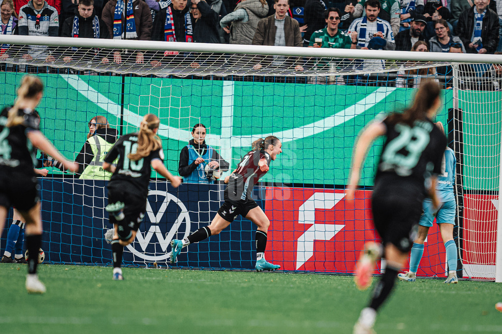 Fußball | Frauen | Saison 2024/2025  | DFB-Pokal der Frauen | Halbfinale | Hamburger SV vs. Werder Bremen | 23.03.2025 | Verena Wieder (#31, Werder Bremen) schießt das 3:1 Tor und jubelt
