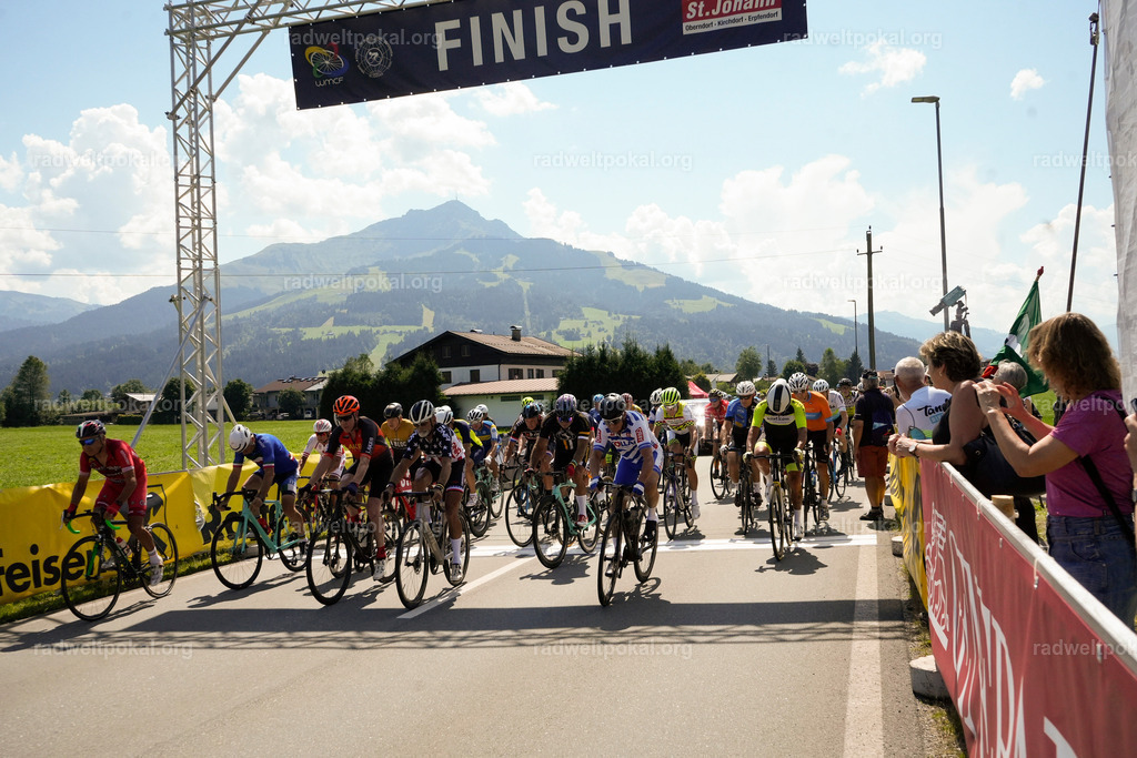 443_20230817_Bewerb_Maenner_Muehlanger | AUT - OESTERREICH, 2023-08-16: SPORT RENNRAD-FAHREN - 55. INTERNATIONALER RADWELTPOKAL IN ST. JOHANN IN TIROL  - Vintage-Radrennen mit WM-Bronze-Medaillen-Siegerin Christina Schweinberger, den Teilnehmer und Alexander Baumann (vom Orginastions-Team) - TAG 2 BEWERB MAENNER IN SECHS GRUPPEN  ; Foto: Roland Muehlanger