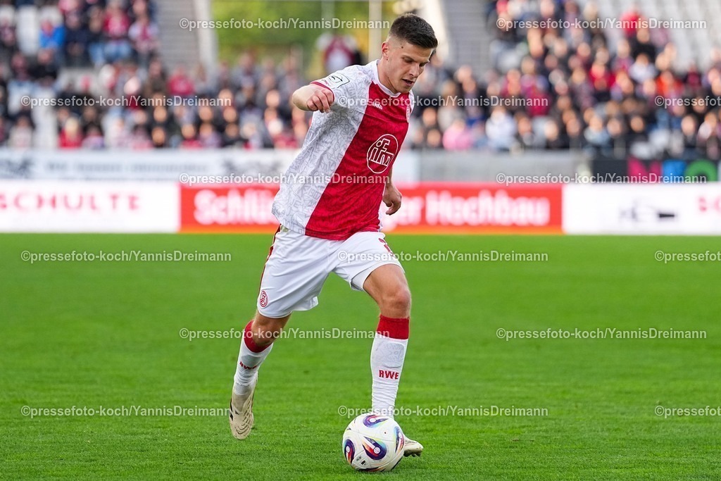 xYDRx18102501167 | 18.10.2025, xydrx, Fußball, 3.Liga, Rot-Weiss Essen - FC Viktoria Köln, Saison 2025 2026, Stadion an der Hafenstraße: Michael Kostka (Rot-Weiss Essen #2)    DFB regulations prohibit any use of photographs as image sequences and or quasi-video.