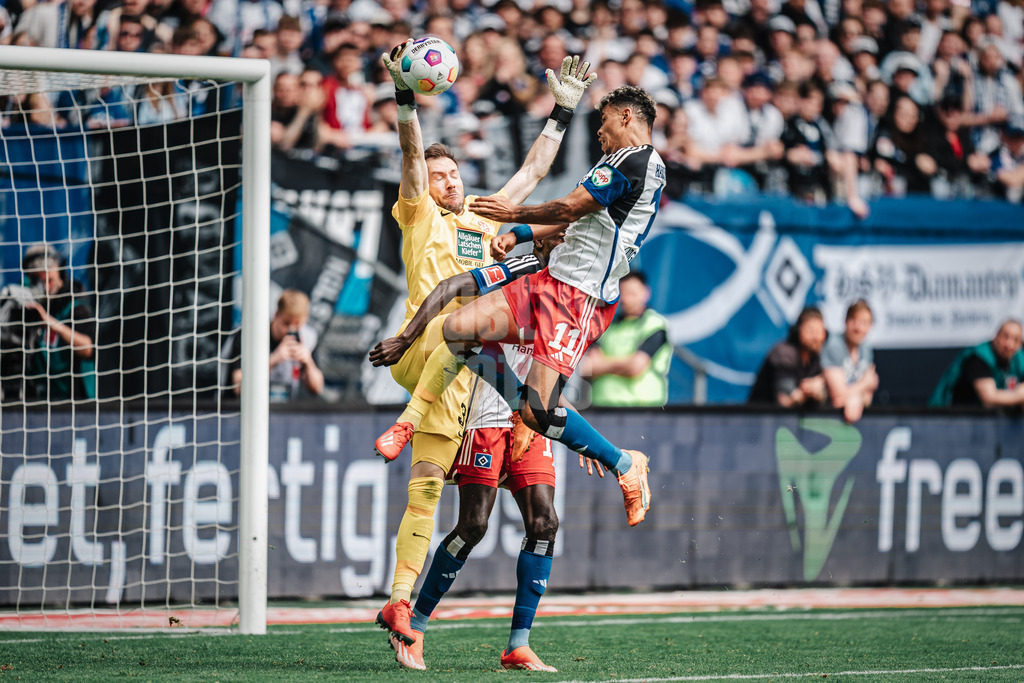 Fußball | Männer | Saison 2023/2024 | 2. Fußball-Bundesliga | 28. Spieltag | Hamburger SV vs. 1. FC Kaiserslautern | 06.04.2024 | v.l. Robin Himmelmann (#32, 1. FC Kaiserslautern), Bakery Jatta (#18, HSV) und Ransford Königsdörffer (#11, HSV) beim Kopfball