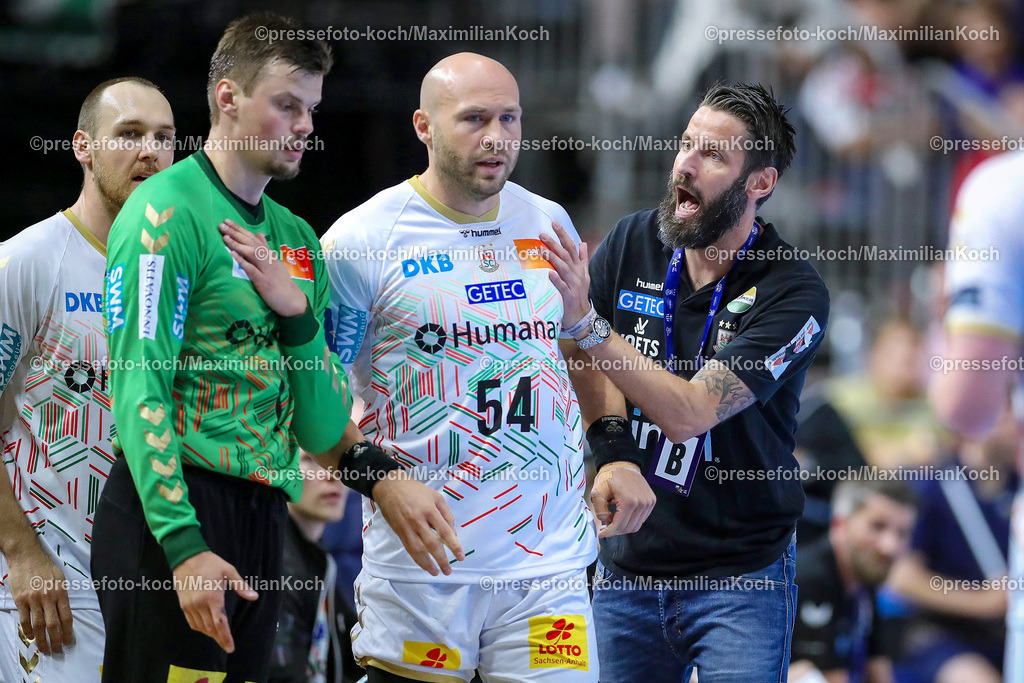 KoeEHF08062401112 | 08.06.2024, Köln, Handball, TruckScout24 EHF FINAL4, Machineseeker Champions League Men, Lanxess-Arena, Halbfinale, SC Magdeburg - Aalborg Handbold: Torhüter Sergey Hernandez (SC Magdeburg), Oscar Bergendahl (SC Magdeburg) und Headcoach Trainer Bennet Wiegert (SC Magdeburg)